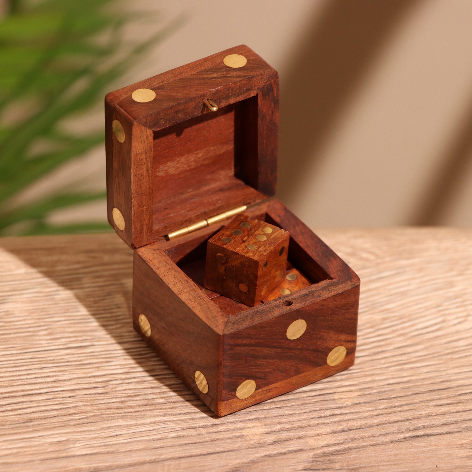 Деревянный декоративный короб в виде игральной кости 4.5×4.5×4.5 см — компактное и стильное решение Декоративный деревянный короб в форме игральной кости с золотистыми точками, размером 4.5×4.5×4.5 см
